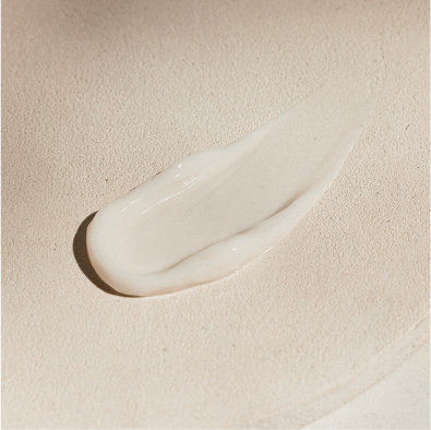 SYRS-シルズのエクソソーム レチノールタイトニングリペアクリームは、肌の奥深くまで浸透し、弾力やきめ細かさをサポートするラクトバチルス乳酸菌とレチノールを配合しています。これにより、肌の状態を整えることが期待されます。エラスターゼの生成を抑えることで、肌の再生を促進し、滑らかな質感を目指します。