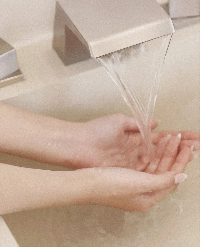 ぬるま湯でやさしく洗い流す手もと