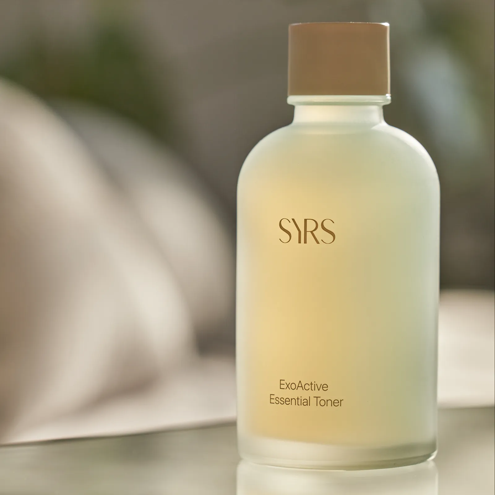 窓辺のやわらかな光を受けるSYRS エッセンシャル トナー